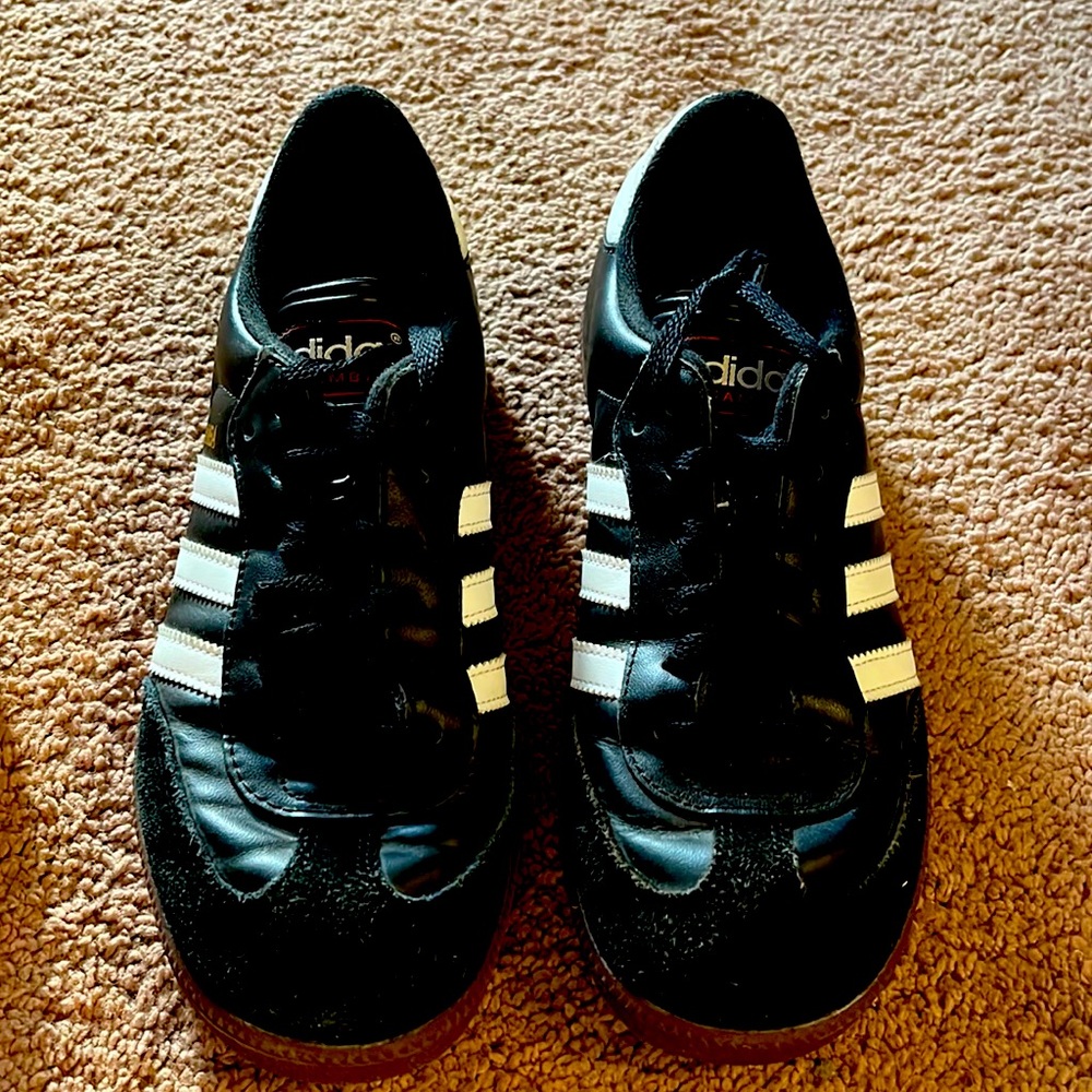 Slightly worn adidas sambas. Size 7